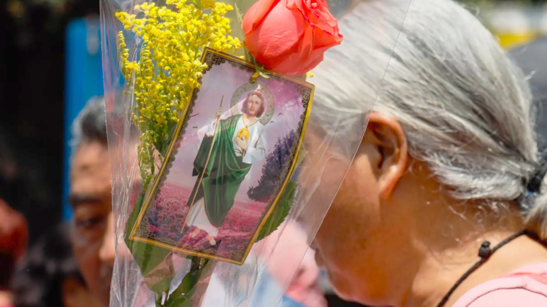 Con imágenes y medallas, fieles recibieron la bendición en el Templo de San Hipólito